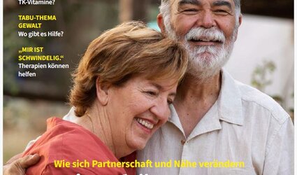 Titelseite des Magazins: Ein älterer Mann mit Vollbart hält eine ältere Frau in den Armen. Beide lächeln dabei.